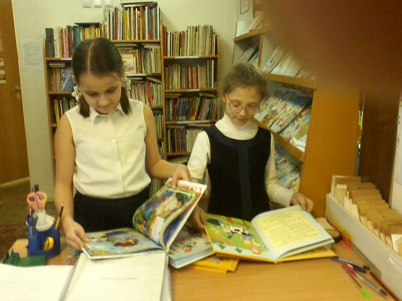 Ученицы 3а класса дарят свои книги библиотеке Ученицы 3а класса дарят свои книги библиотеке